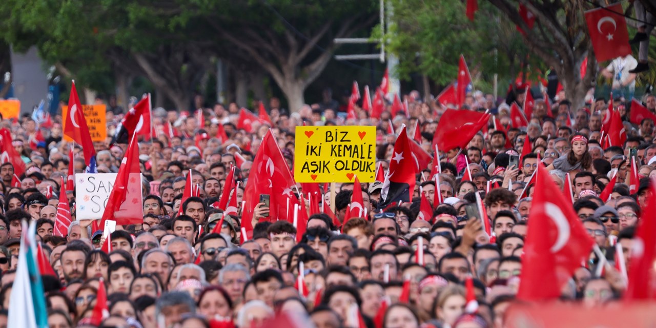 CHP, YSK'ya başvurdu: AKP, CHP'yi PKK ile el ele gösteren afiş dağıtacak