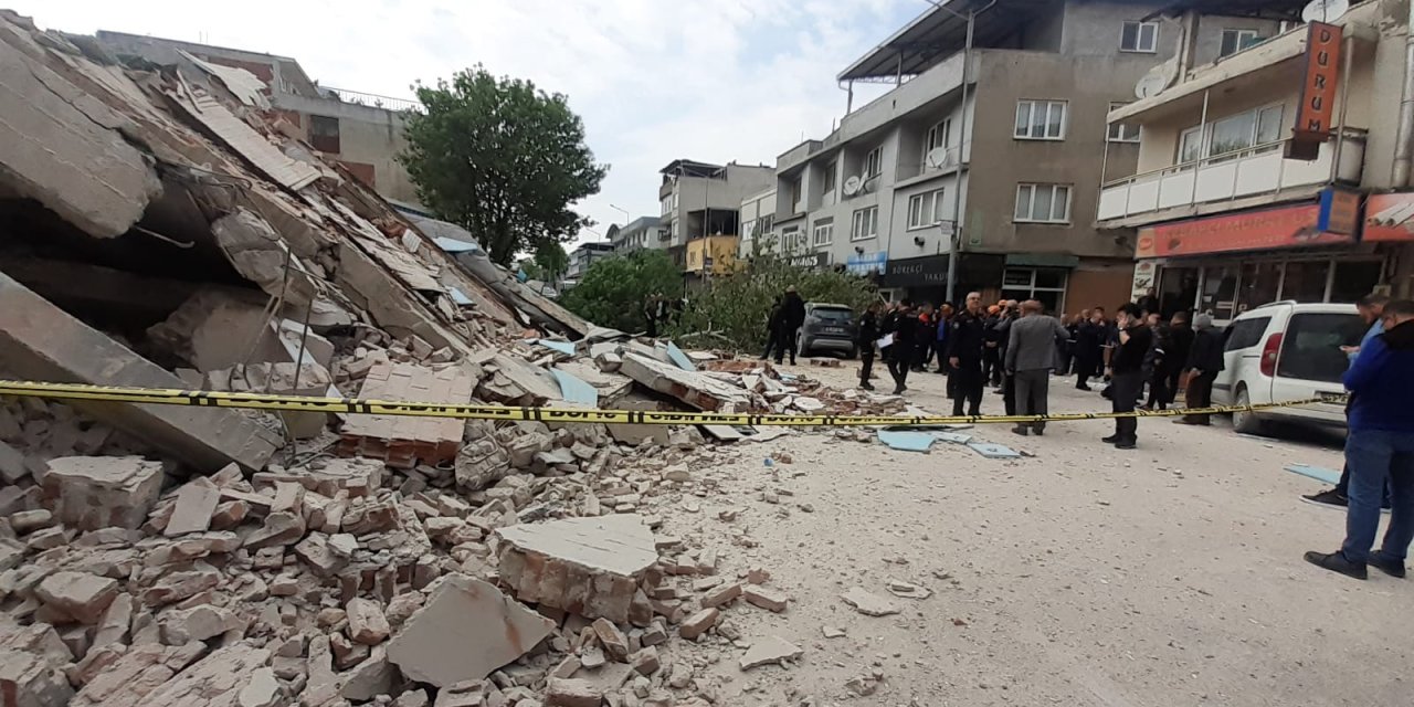 Bursa'daki kontrollü yıkımda bina çöktü
