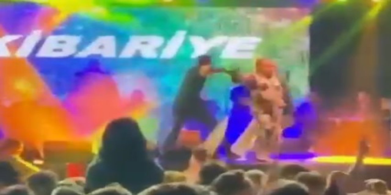 AKP'nin konserinde Kibariye sahneden düştü, hastenelik oldu - VİDEO