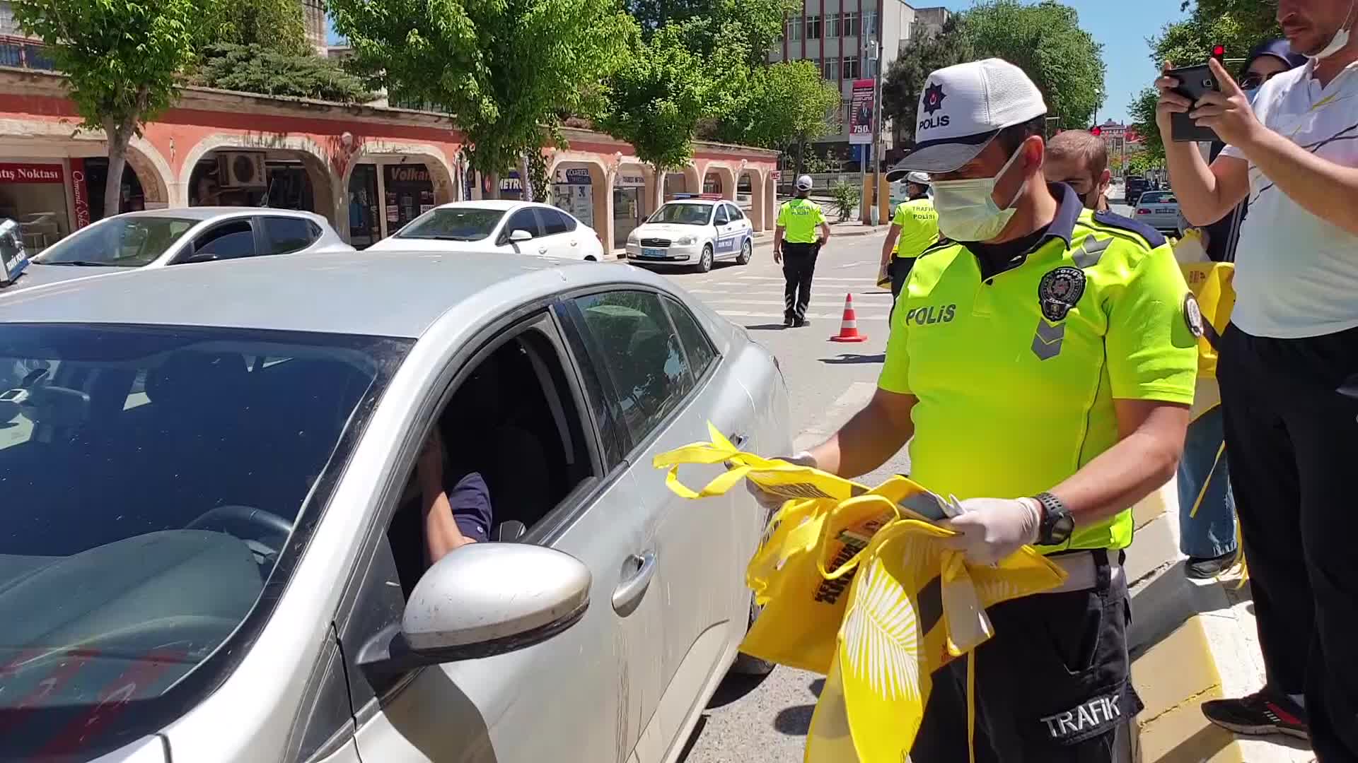 Trafik polislerinden kadınlara Anneler Günü hediyesi: Mutfak önlüğü ve alışveriş torbası