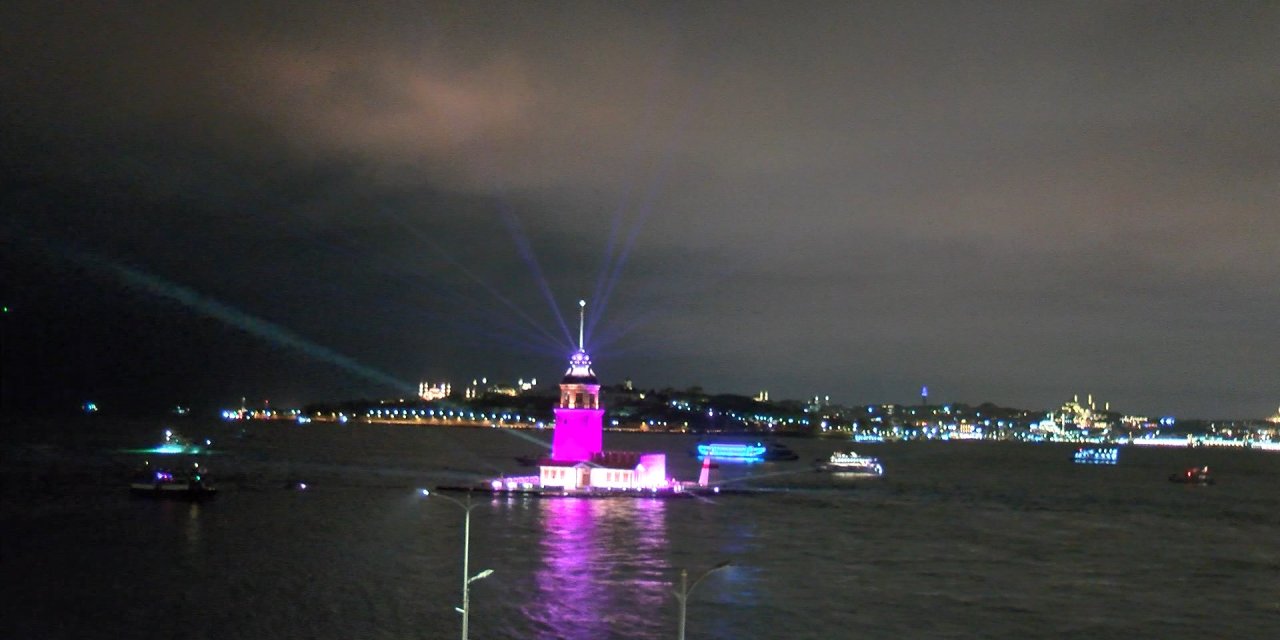 Restorasyonu tamamlanan Kız Kulesi ışık ve lazer gösterisiyle ziyarete açıldı