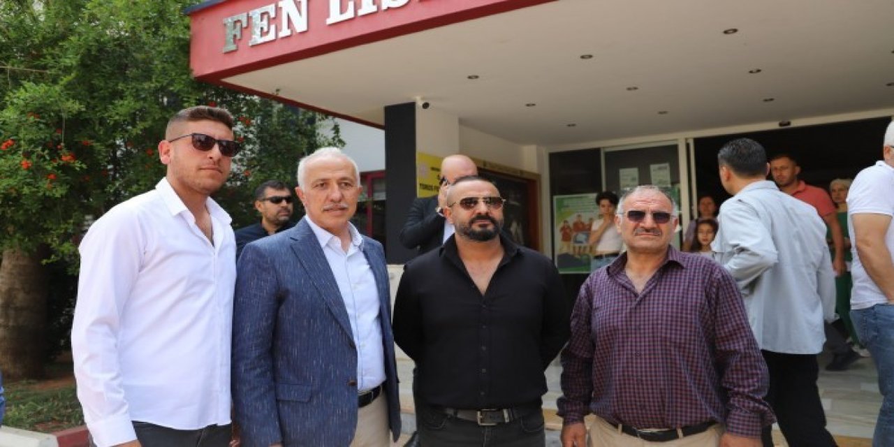 AKP’li belediye başkanı Mustafa Gültak silahlı korumalarıyla sandıkları gezdi: Gazeteciler engellenmeye çalışıldı