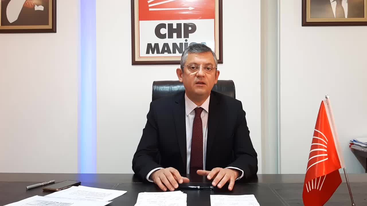 CHP'li Özel'den Bahçeli'ye: "Atatürk’le İnönü’ye ‘iki ayyaş’ diyen birinin koluna girdiniz"
