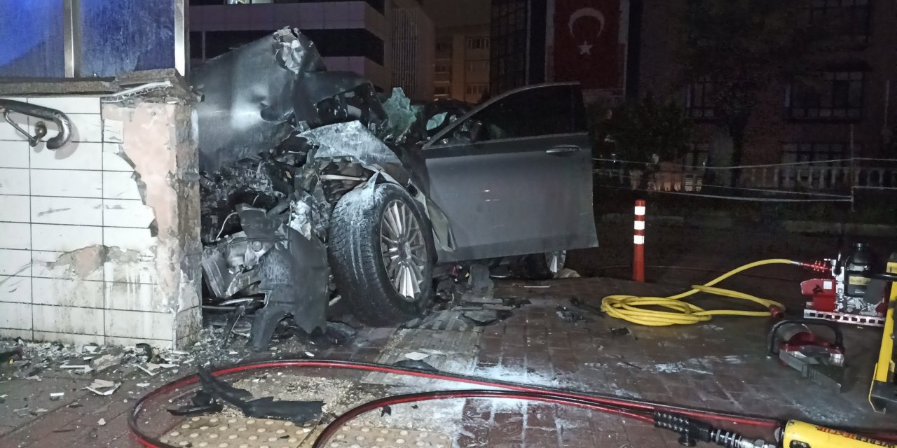 Bursa'da otomobil, metro istasyonunun alt geçidine çarptı: 3 ölü 1 yaralı
