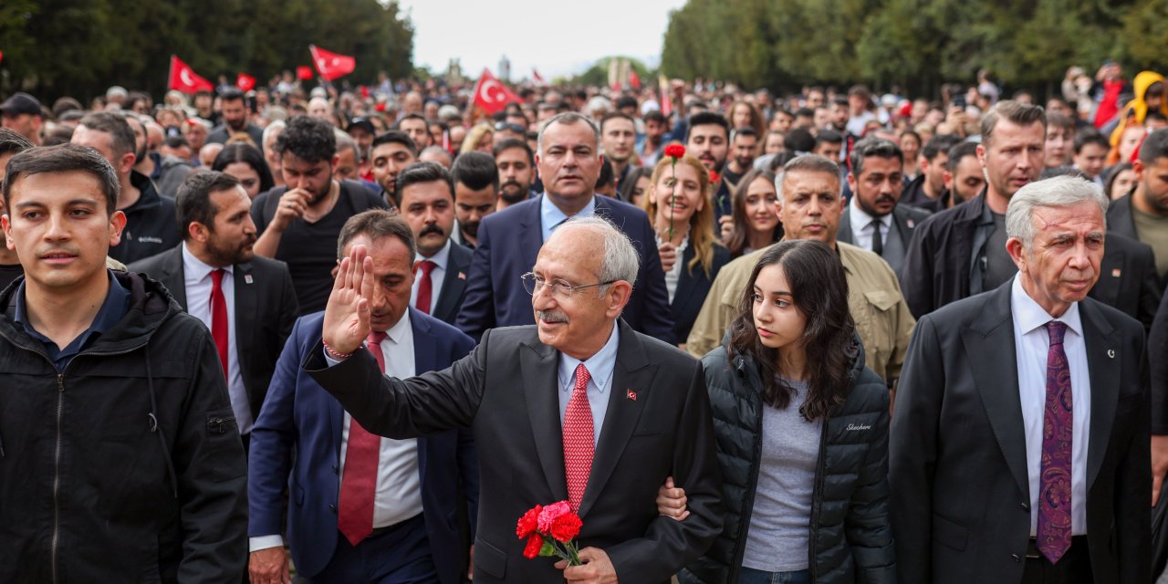 Cumhurbaşkanı adayı Kemal Kılıçdaroğlu gençlerle birlikte Anıtkabir'e yürüdü