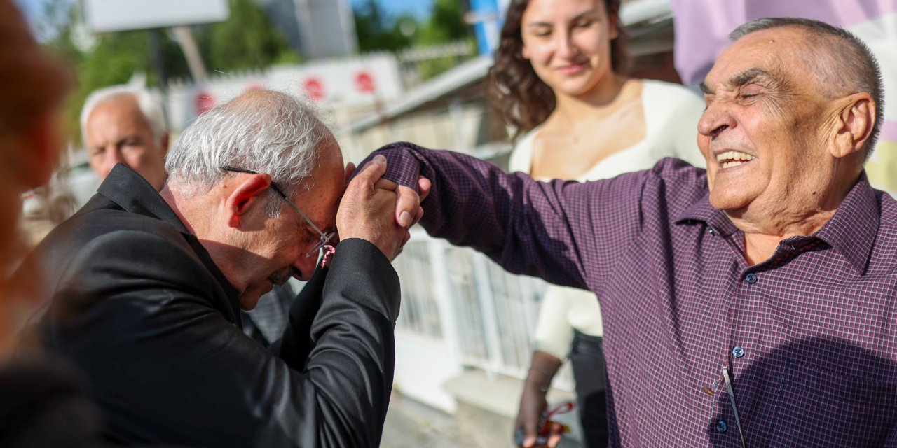 Kılıçdaroğlu, ortaokul öğretmeni Mehmet Uğur'u Sincan'daki evinde ziyaret etti