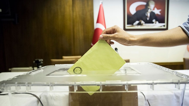 Suudi Arabistan'ta Türk vatandaşı olmayan bir kadının annesinin yerine oy kullandığı tespit edildi