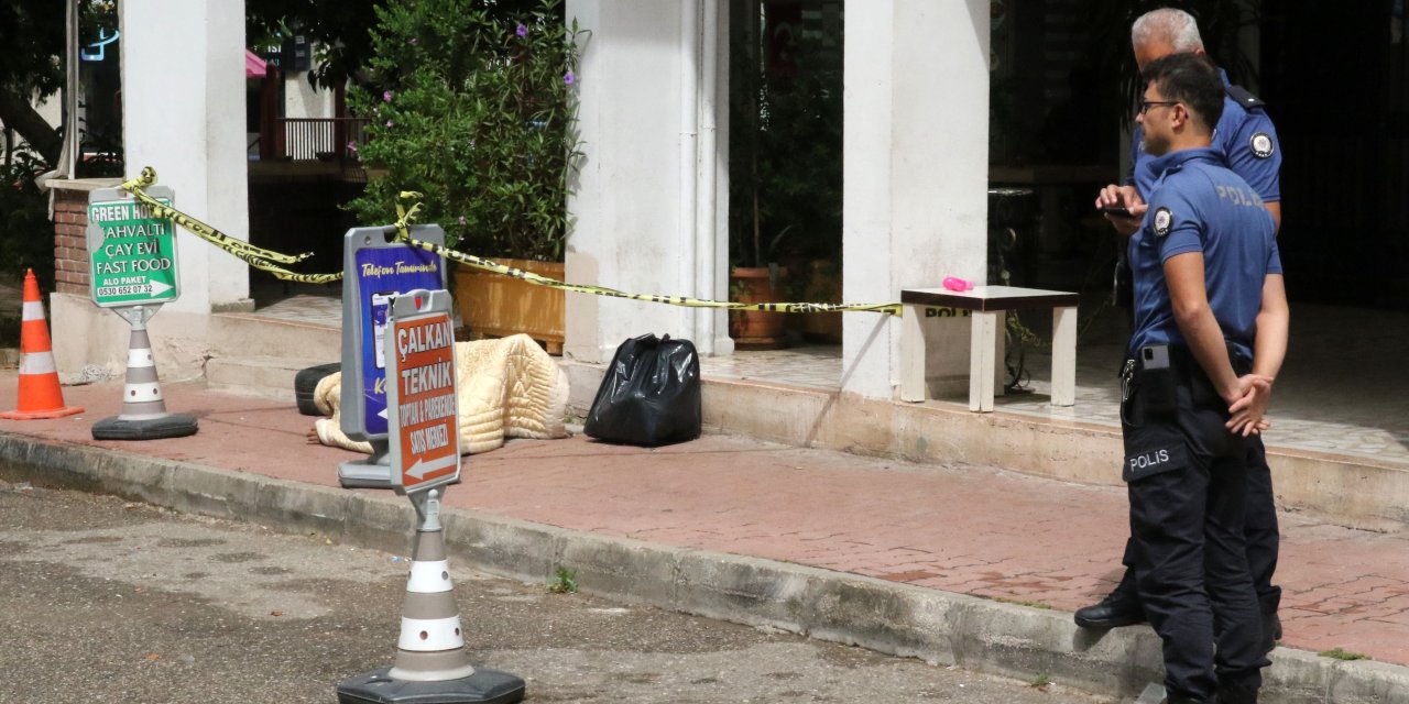 Antalya'da sokak ortasındaki cesedin üzerine yorgan, çevresine dubalar konuldu