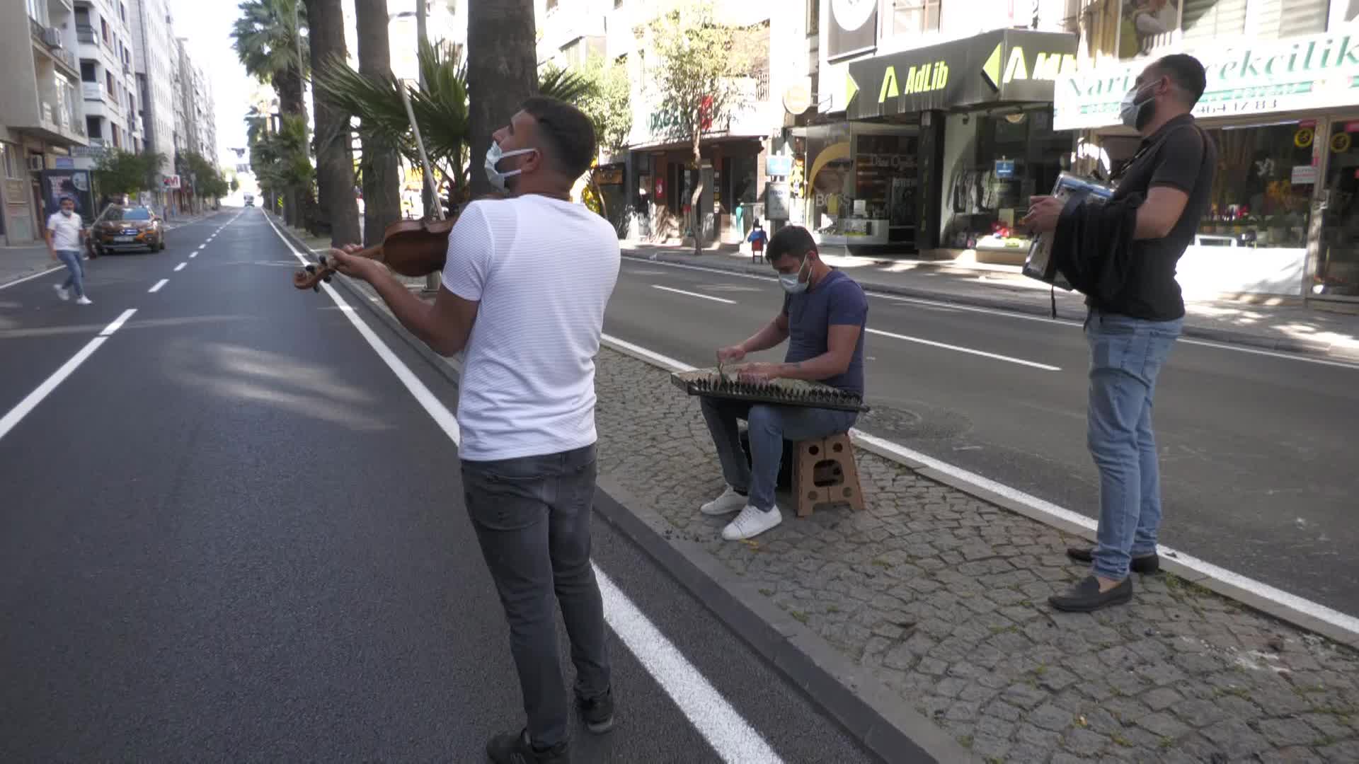 İzmirli sokak müzisyeni Fitil: "Kızıma bayramlık alamadım"