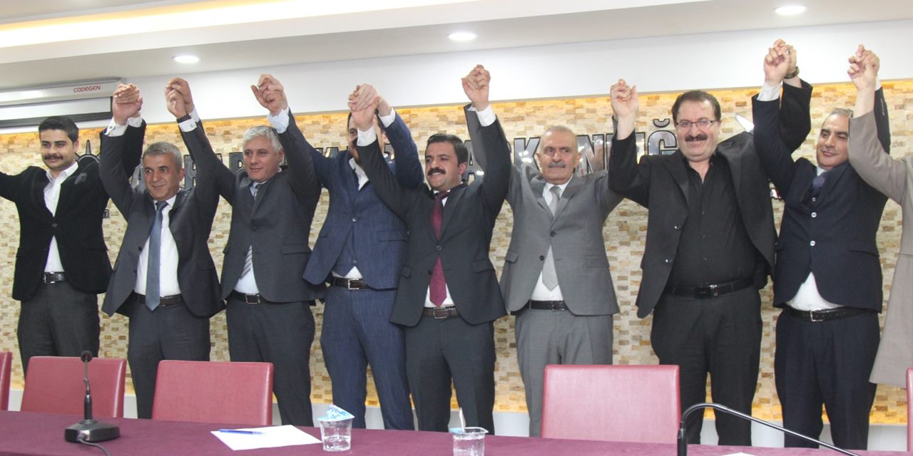 Van'da DEVA Partisi il ve beş ilçe yönetimi AKP'ye geçti