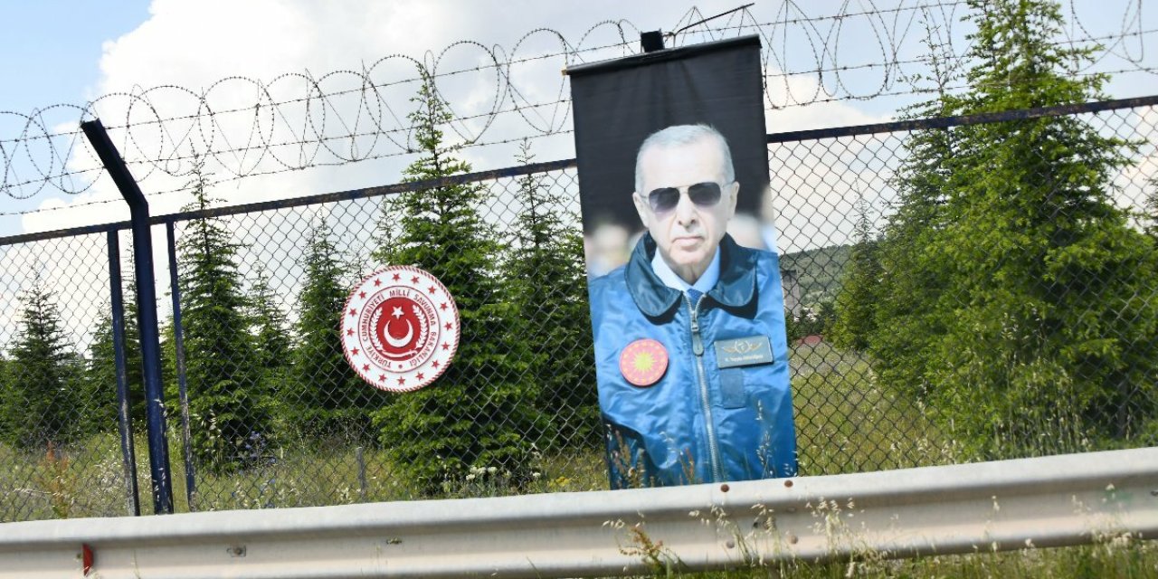 Zırhlı Birlikler Okulu'nun tel örgülerine Erdoğan posteri asıldı