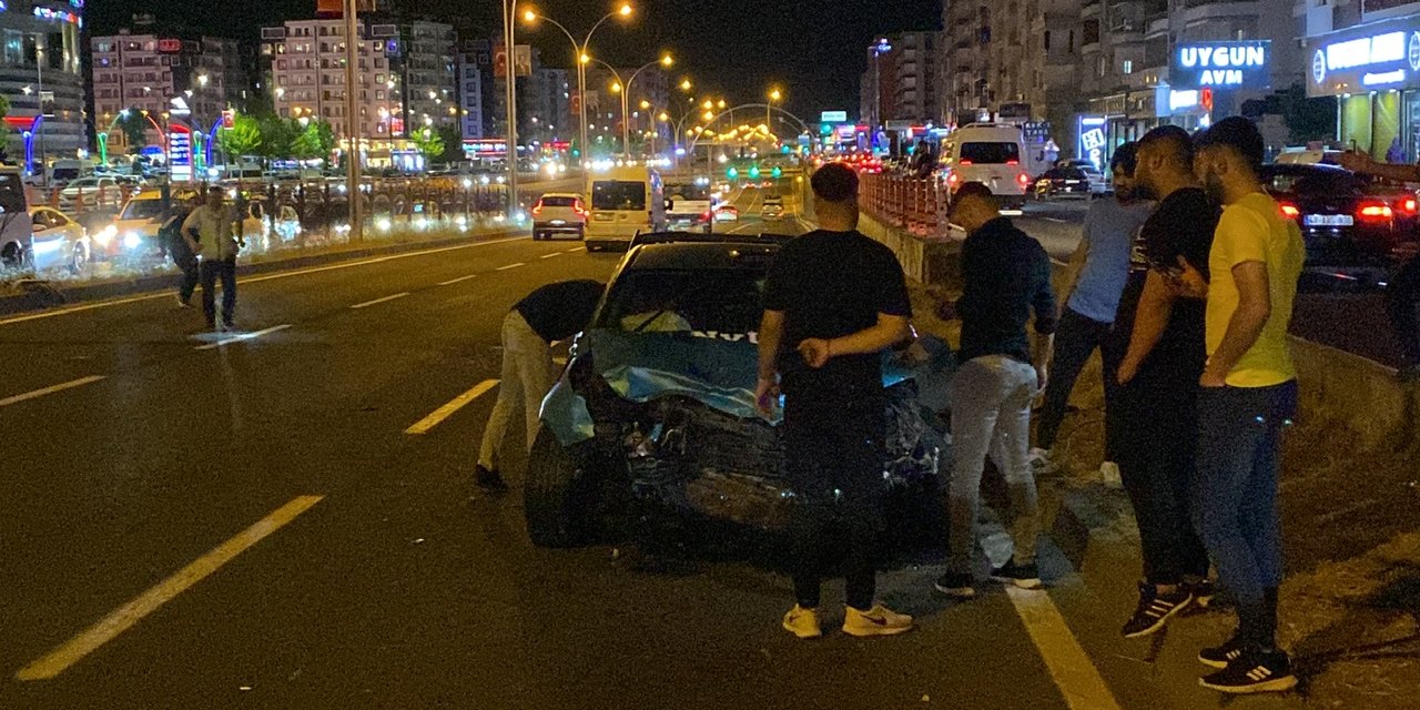 Diyarbakır'da sürücüsünün makas attığı otomobil kazaya neden oldu: 3 yaralı