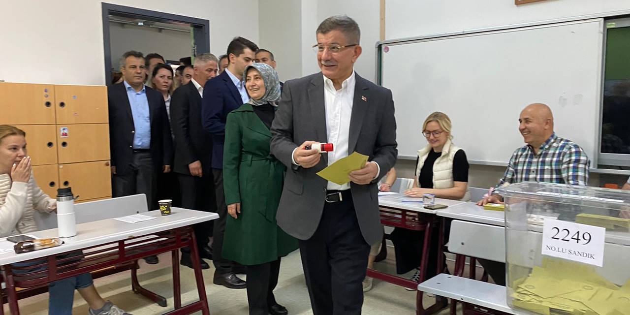 Davutoğlu oyunu eşiyle kullandı: Toplu oy için halka baskı haberleri geliyor