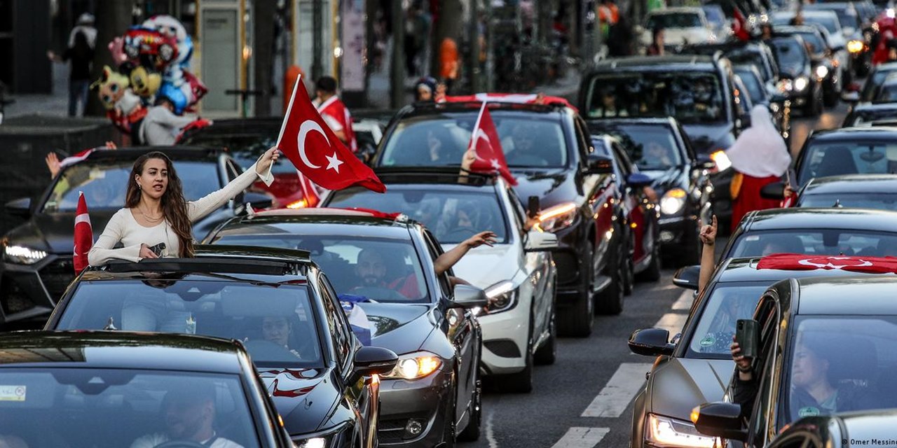 Erdoğan taraftarlarından Almanya'da kutlama