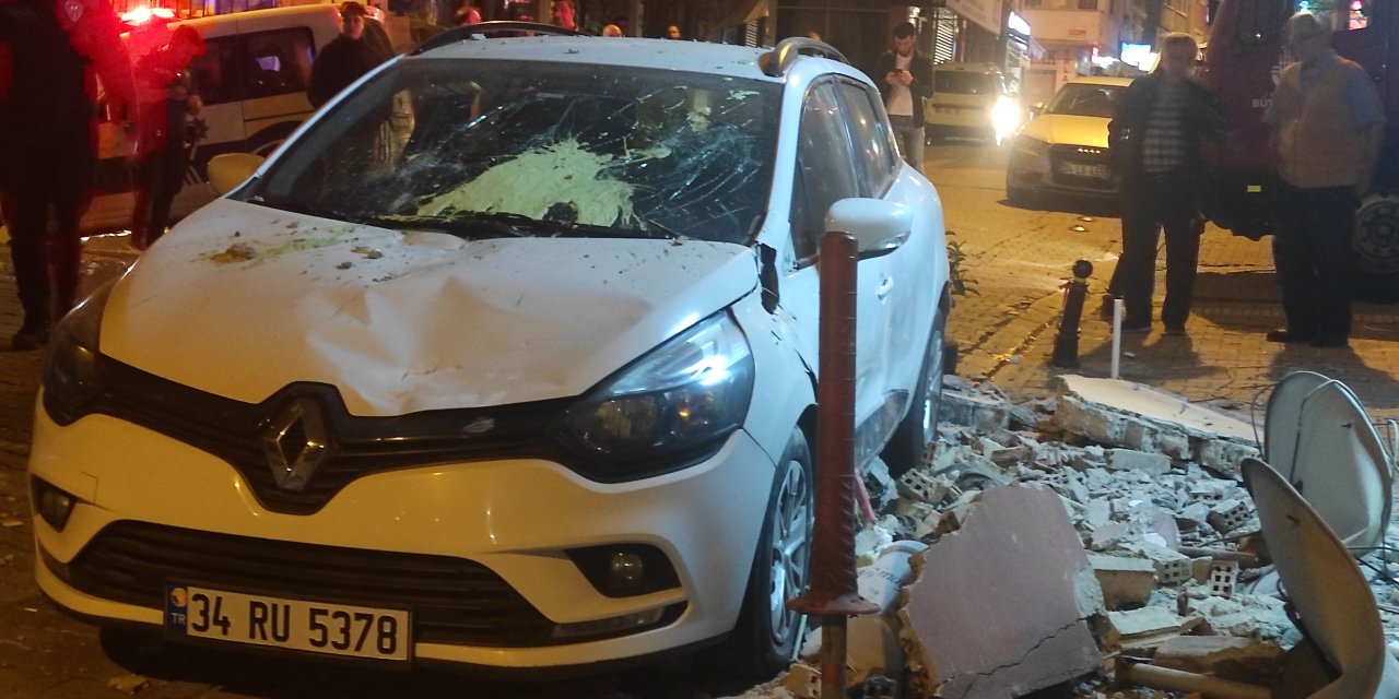İstanbul'dan bina manzaraları: Kağıthane'de çöken balkondan kopan beton parçaları otomobilin üzerine düştü