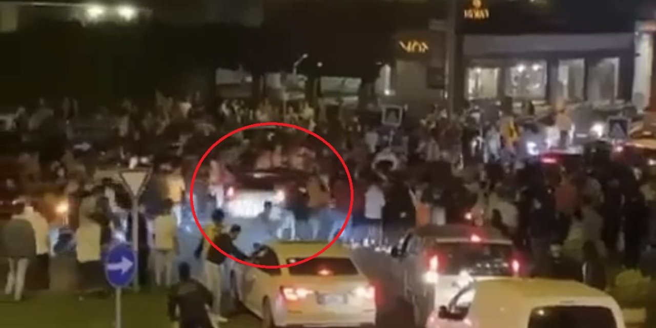 Kutlama yapan Galatasaray taraftarlarının arasına otomobil daldı: 2 yaralı