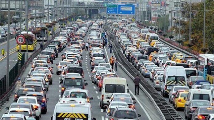 Türkiye'de her 6 kişiye, İzmir'de 2 kişiye bir otomobil düşüyor