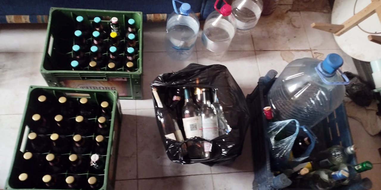 Adana'da imalathaneye dönüştürülen evde 703 litre sahte içki ele geçirildi