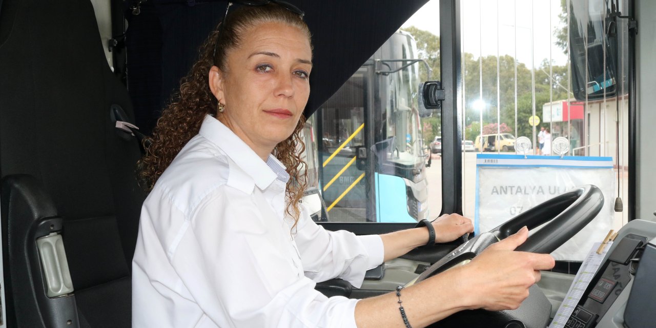 Durağa yanlış park etti, kadın otobüs şoförü uyarınca bıçak çekti
