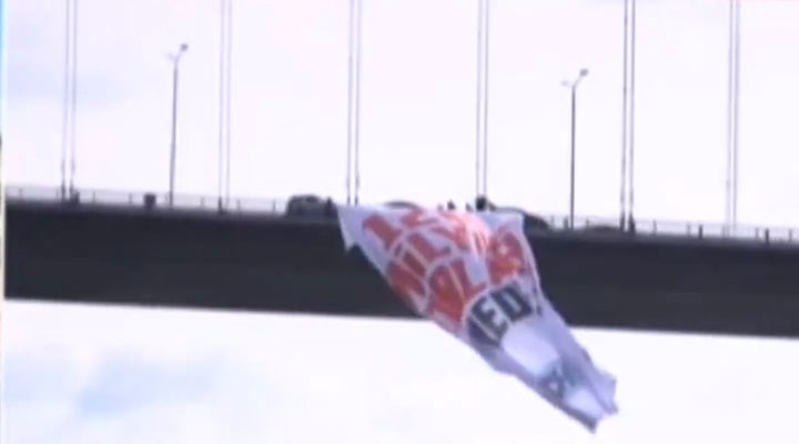 CHP'liler Boğaziçi Köprüsü’ne "128 Milyar Dolar Nerede?” pankartı astı