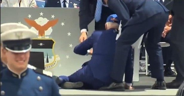 ABD Başkanı Biden, ayağı takılarak yere düştü
