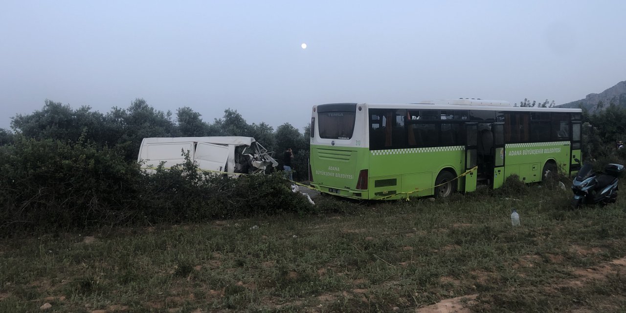 Adana'da minibüs ile belediye otobüsü çarpıştı: 2 ölü, 10 yaralı