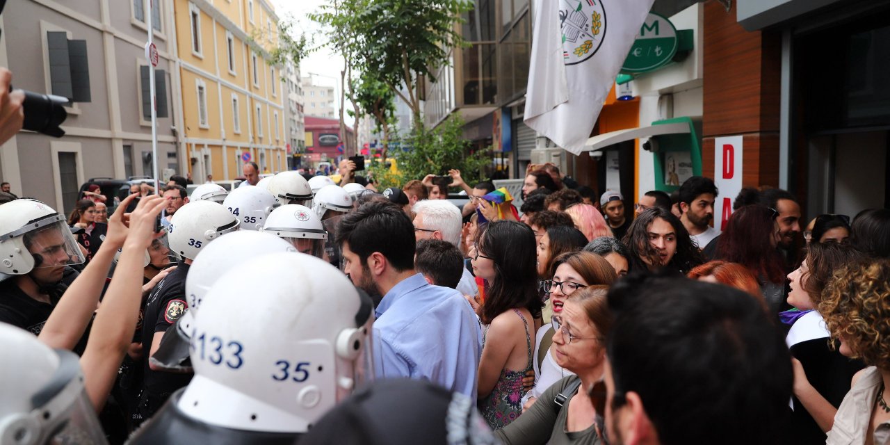 İzmir Barosu: Baromuza, meslektaşlarımıza ve yurttaşlarımıza yönelik bu saldırıyı lanetliyoruz