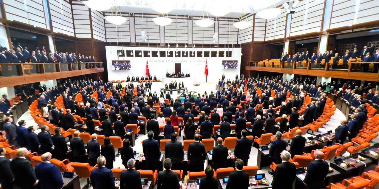 Meclis'te yemin töreni: Mahmut Özer yemini tek seferde okuyamadı, Vedat Bilgin metnin dışına çıktı