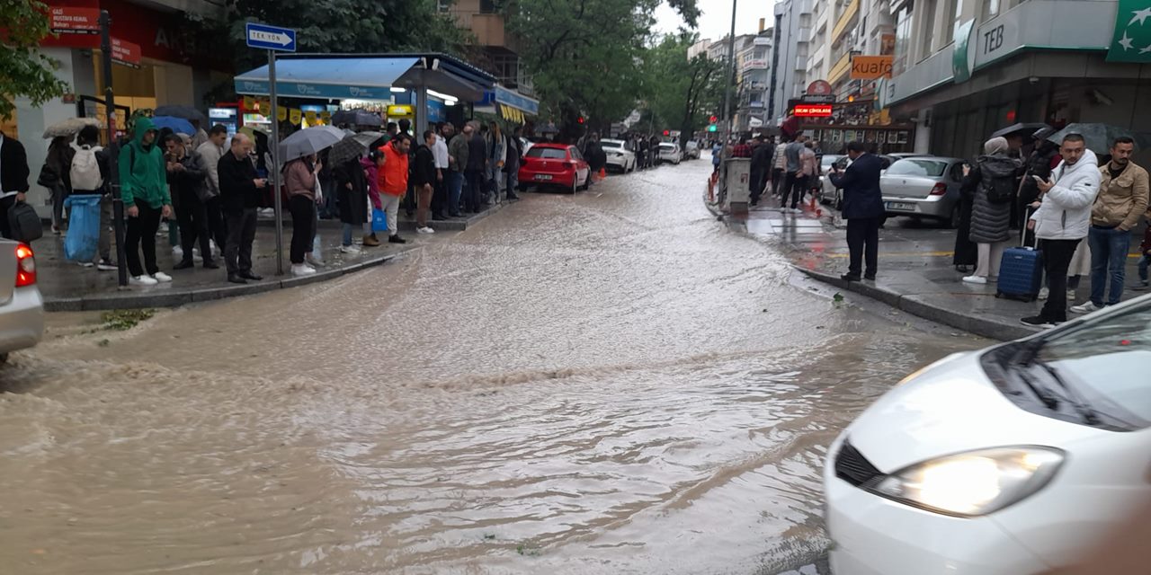 Ankara'da sağanak: Yollar göle döndü, evleri ve işyerlerini su bastı