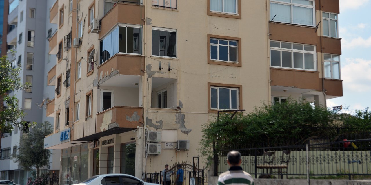 Adana'da depremde hasar gören binada hırsızlık: Havalandırma penceresinden evlere girmiş