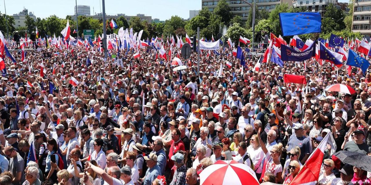 Polonya'da 500 bin kişi hükümeti protesto etti