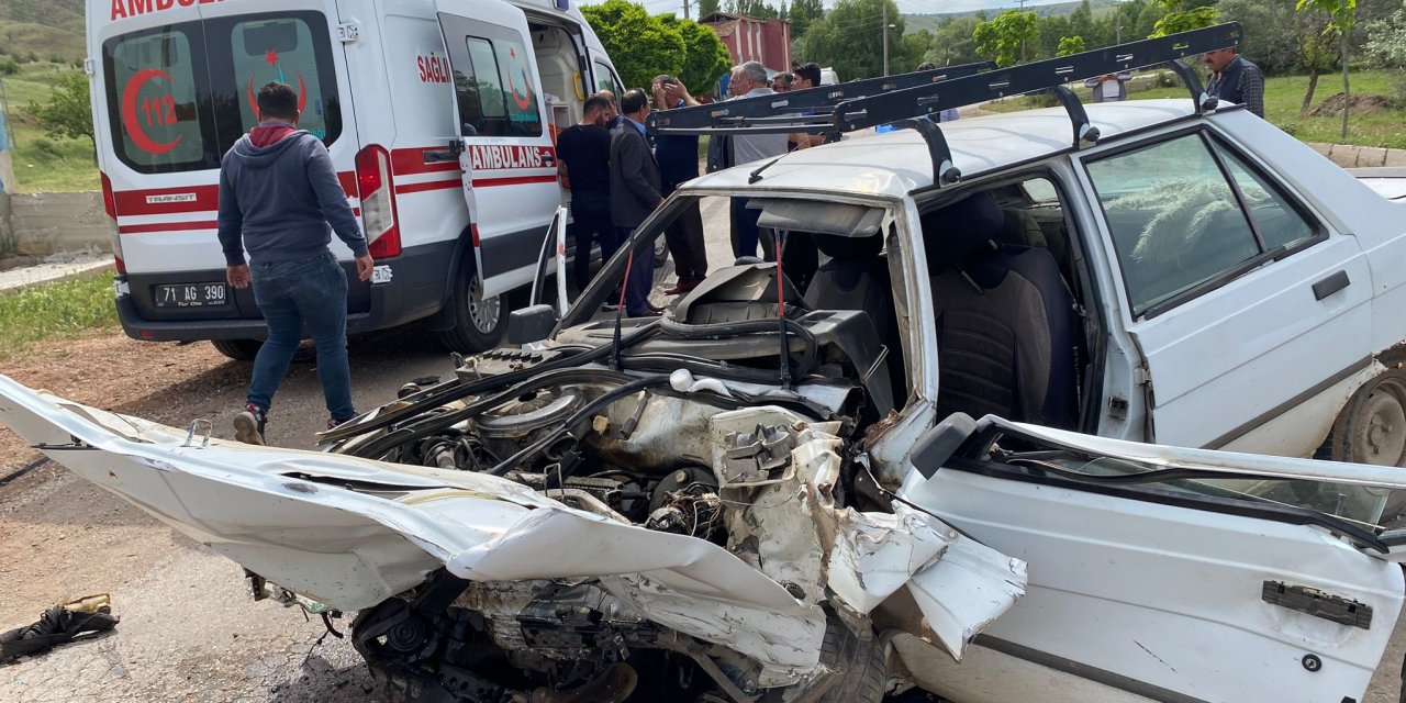 Kırıkkale'de ön teker aksı kopan otomobil, öğrenci servisine çarptı: 17 yaralı