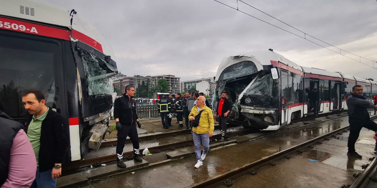 İki tramvay kafa kafaya çarpıştı: Biri ağır 26 yaralı