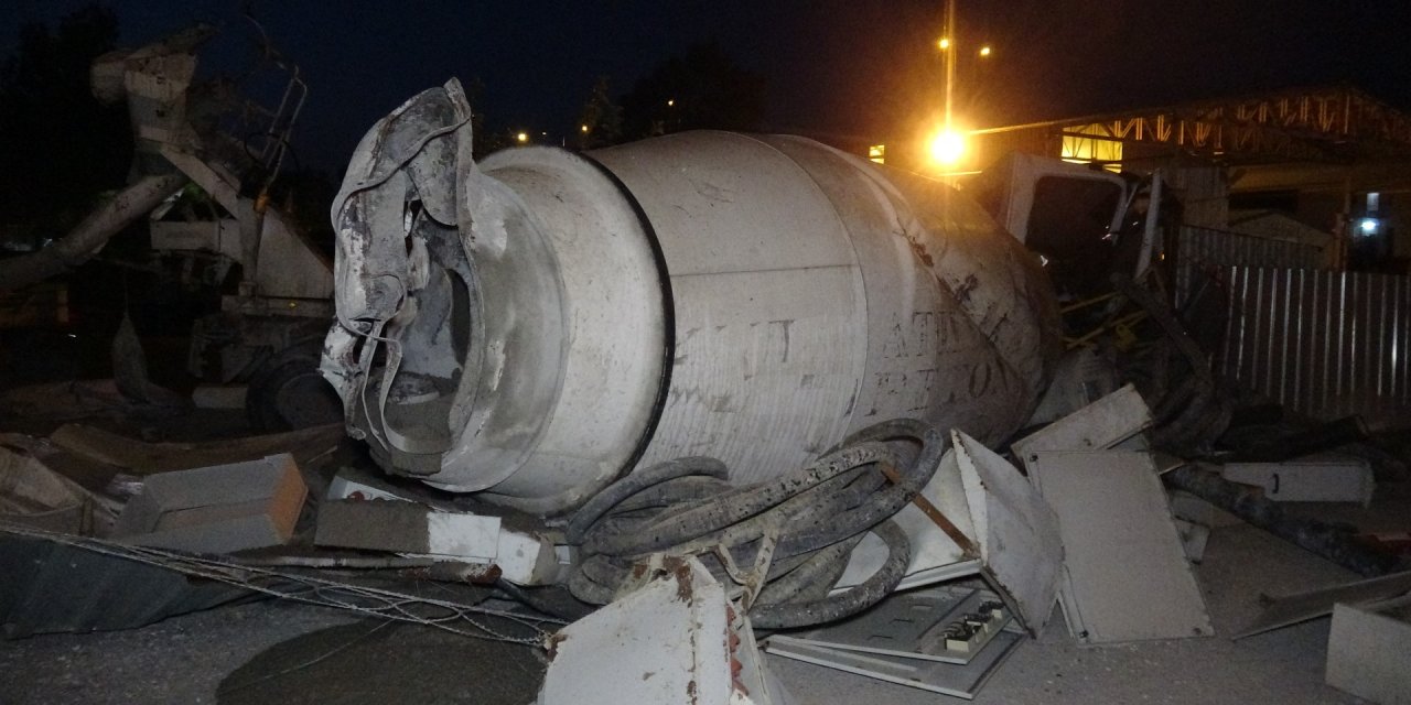 15 metre yükseklikten metro inşaatı sahasına uçan beton mikserinin sürücüsü yaşamını yitirdi