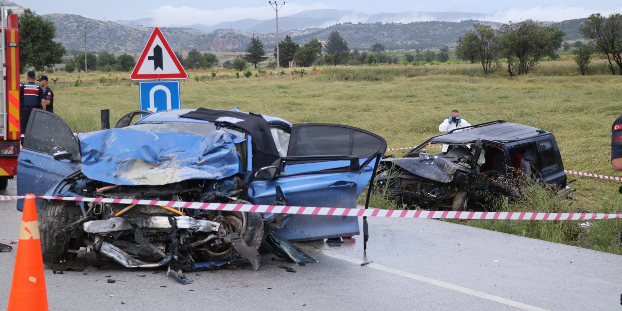 Burdur'da kontrolden çıkan otomobil, refüjü aşıp ciple çarpıştı: 5 ölü, 5 yaralı