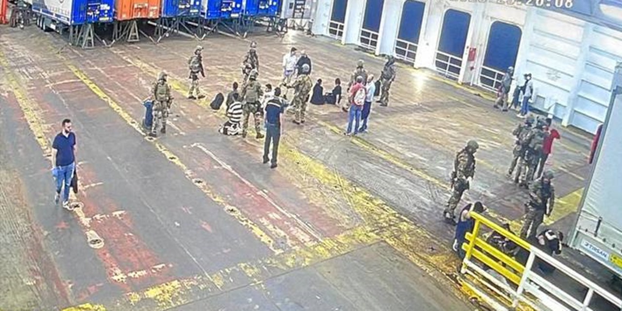 Napoli'de Türk gemisine operasyon: Mürettebat kurtarıldı, kaçak yolcular gözaltında