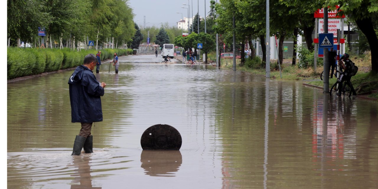 Kayseri'de sağanak; cadde ve sokaklar suyla doldu, rögar kapakları yerinden çıktı