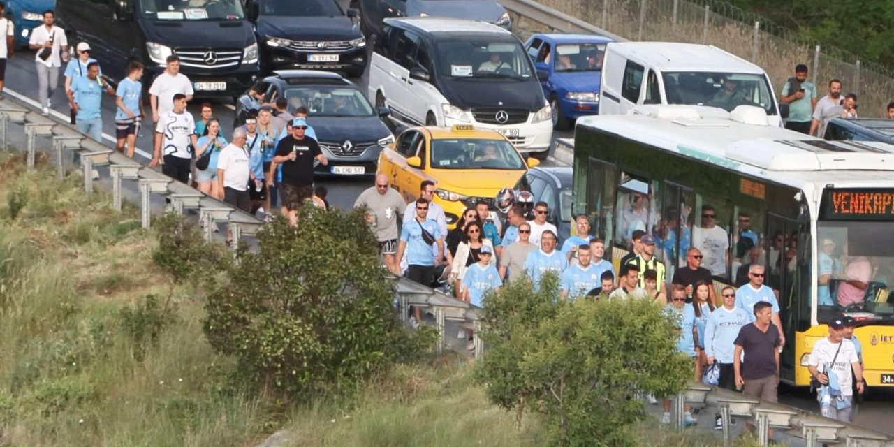 Bir organize olamayış hikayesi: Yüzlerce taraftar araç yolundan yürüyerek stada gitti