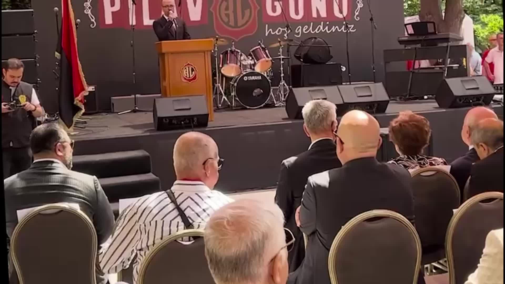 Kabataş Erkek Lisesi Pilav Günü'nde müdür ve vakıf başkanına cemaat protestosu