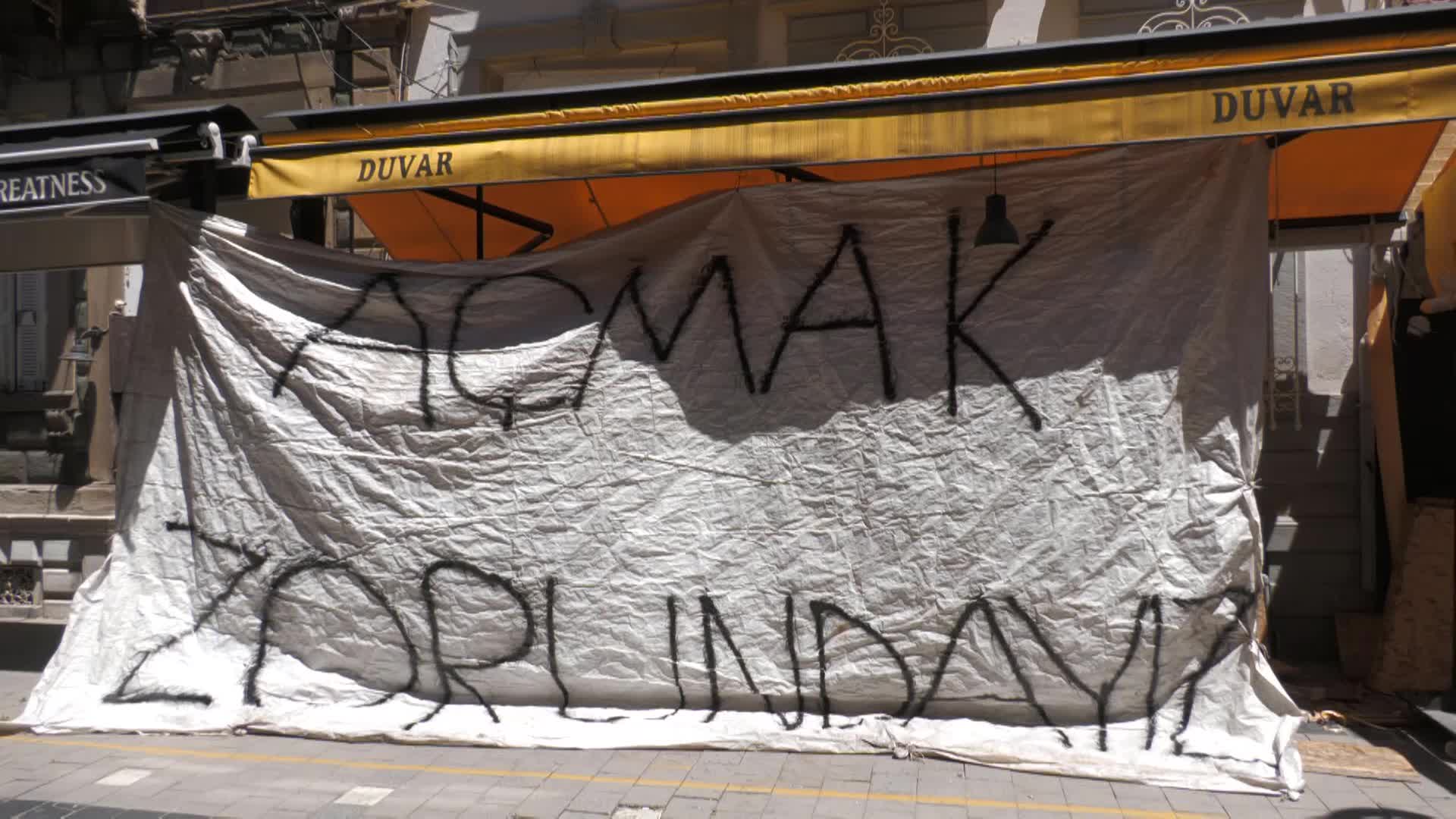 İzmir'de bar işletmecileri "Açmak zorundayız" pankartıyla Ankara'ya yürüyecek