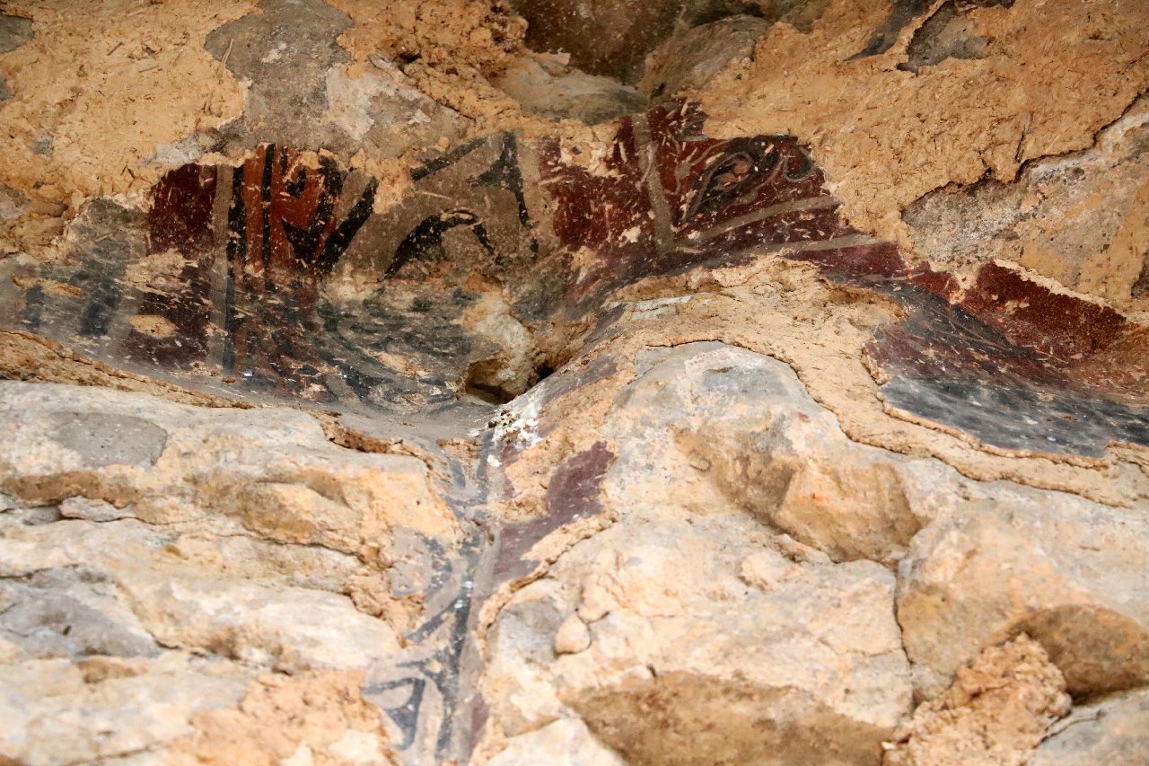 Mağaradaki binlerce yıllık duvar resimlerini defineciler talan etti