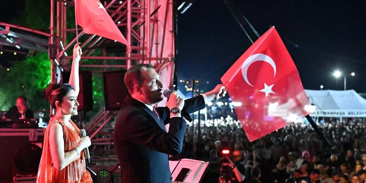 Melek Mosso konseri nedeniyle partisince eleştirilen AKP'li Belediye Başkanı baskılara dayanamadı