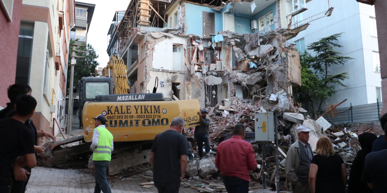 Eskişehir'de, 2 inşaat arasındaki 3 katlı kerpiç bina çöktü