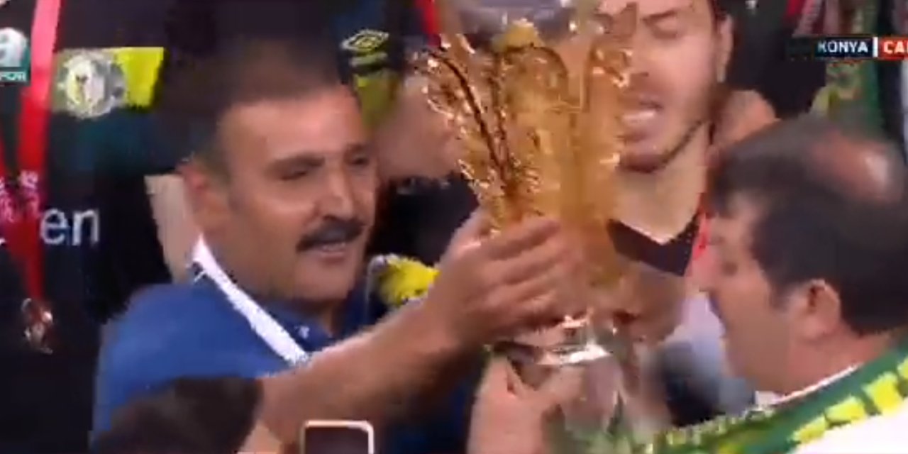 Seremonide 'kupa benim' kavgası: Vali, kulübün eski başkanından kupayı alıp belediye başkanına verdi