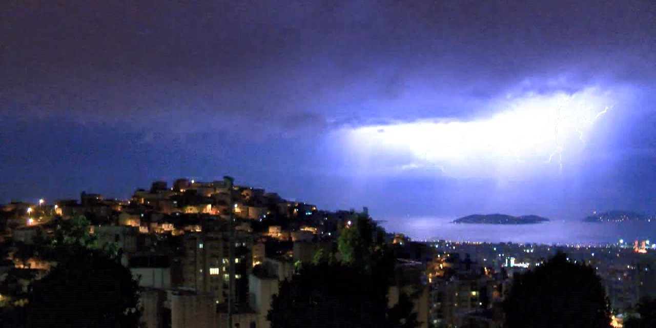İstanbul’da gece saatlerinde şimşek ve gök gürültüsü etkili oldu: İşte o anlara ilişkin kareler...