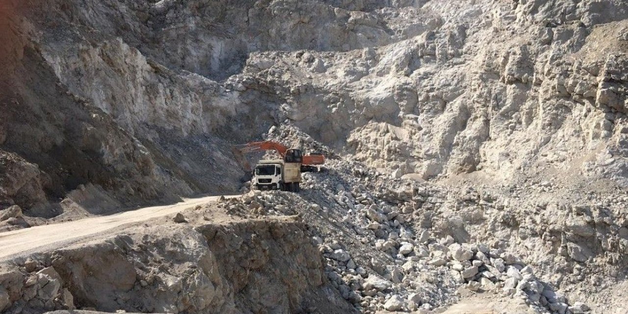 Çevreye zarar verdiği için kapatılan taş ocağı, sahibi vekil seçilince açıldı iddiası