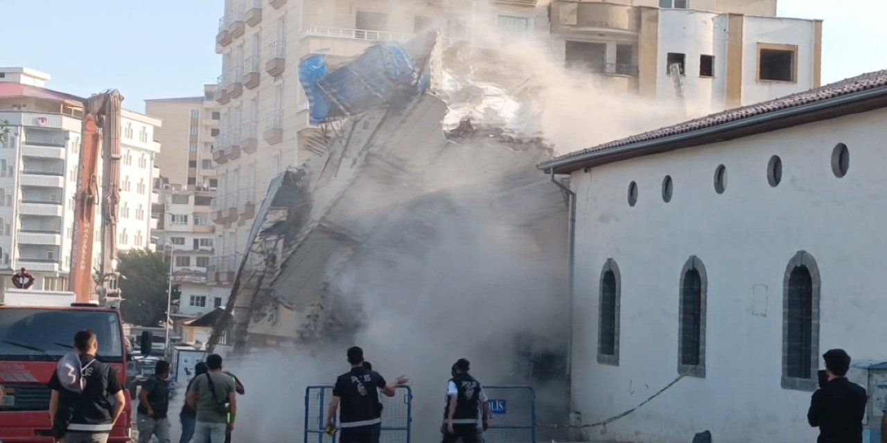 Depremde ağır hasar gören bina, yıkım sırasında çöktü