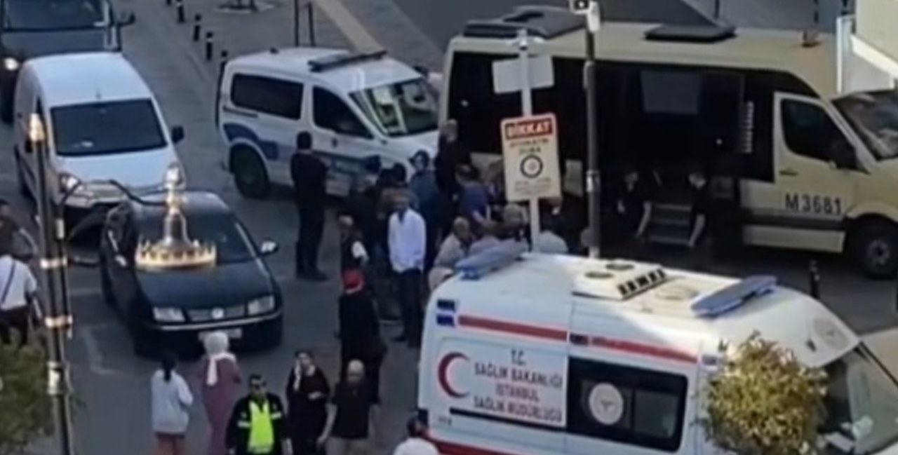 İstanbul'da kapısı açık minibüsten yolcular düştü; üç yaralı var