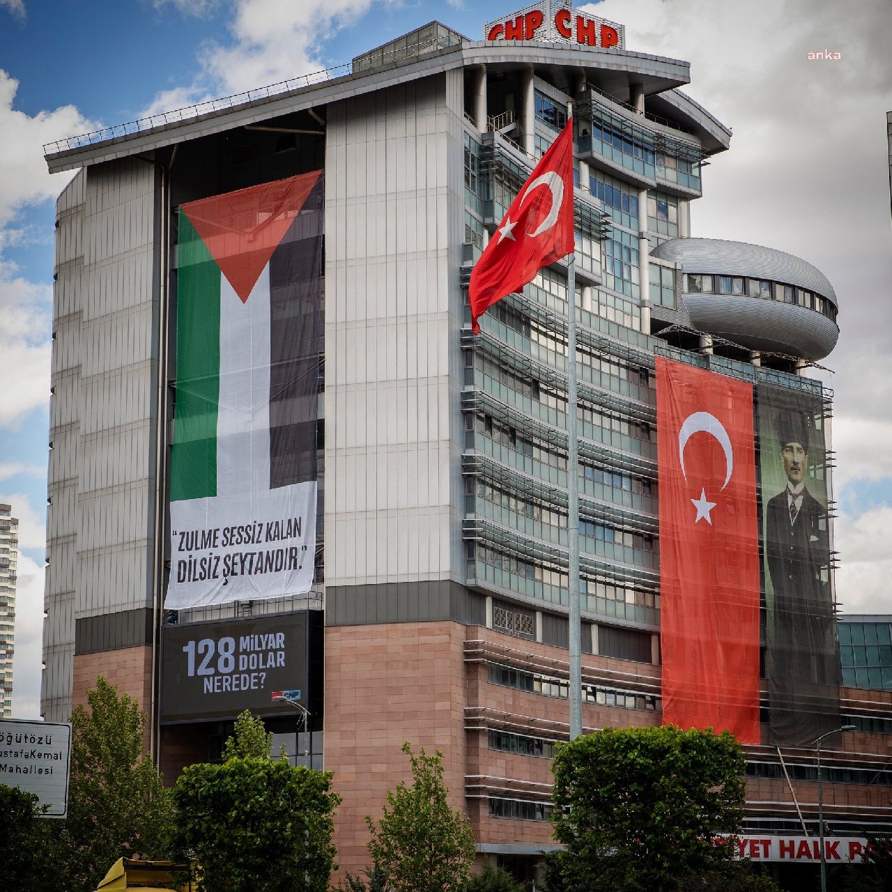 CHP Genel Merkezi'ne Filistin bayrağı asıldı: "Zulme sessiz kalan dilsiz şeytandır"