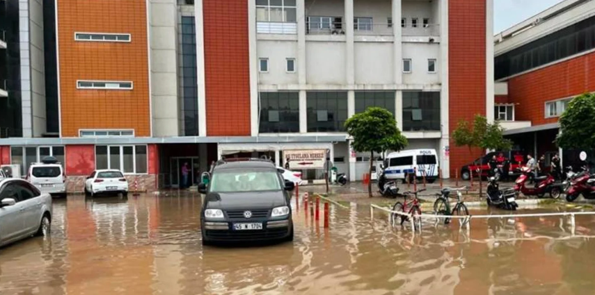Manisa Akhisar'da hastaneyi sel suları bastı, hastalar tahliye edildi